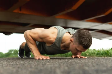 7 beneficii ale flotărilor: Transformă-ți corpul cu un singur exercițiu