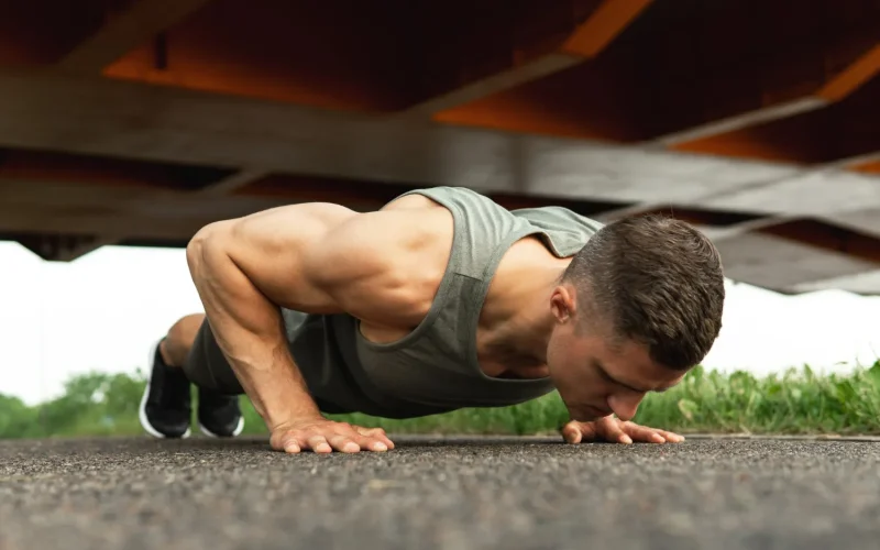 7 beneficii ale flotărilor: Transformă-ți corpul cu un singur exercițiu