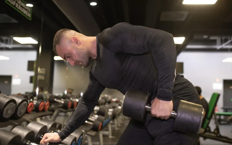 12 exercitii pentru spate cu gantere