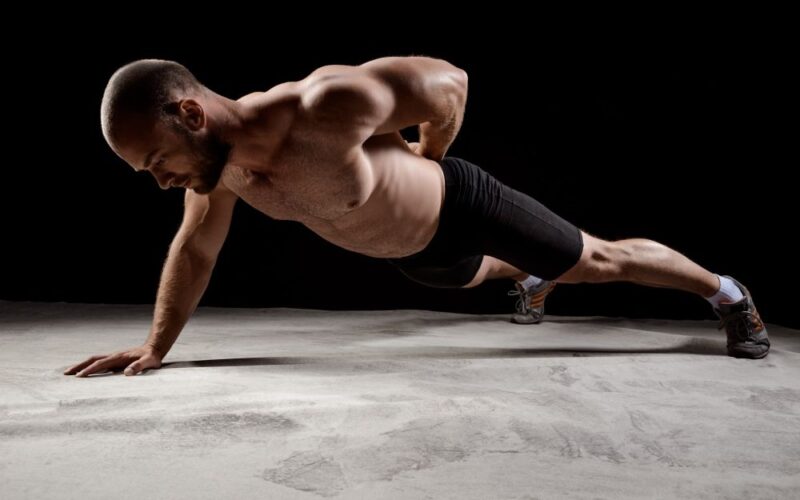 Antrenamentul cu greutatea proprie. Beneficii si provocari.