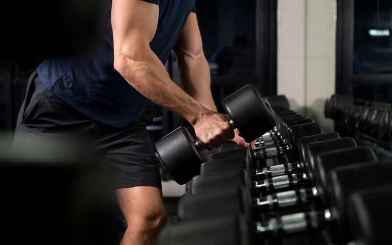 Snatch cu gantera. Variante. Beneficii. Greseli.