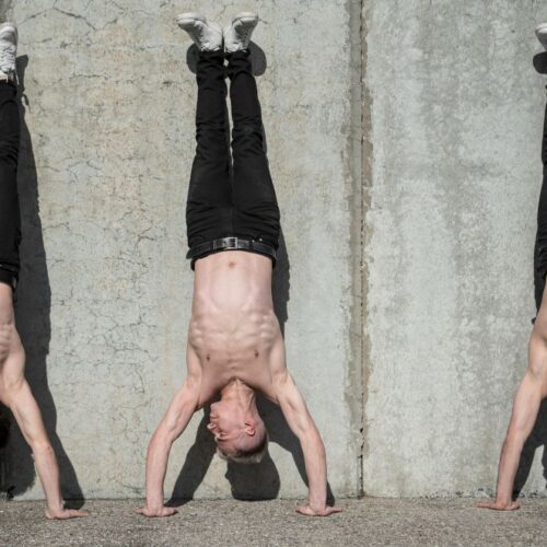 Flotari din stand in maini la perete