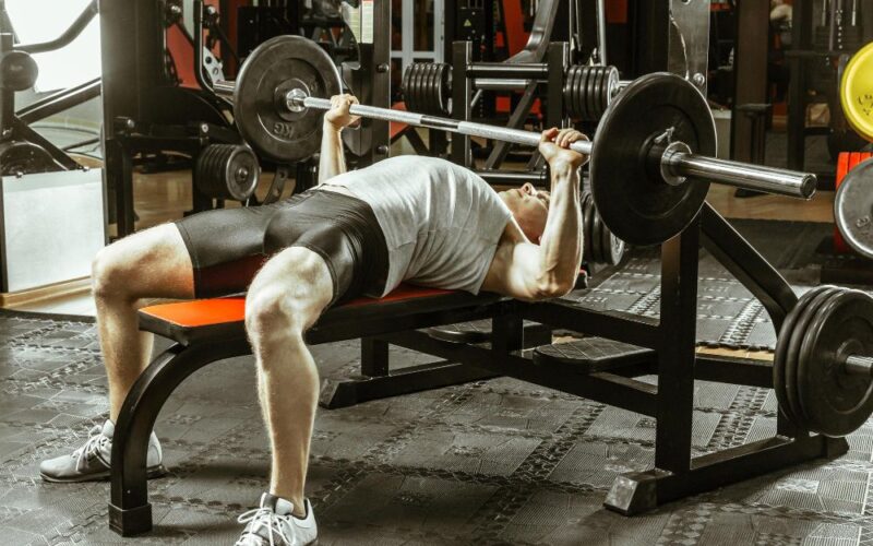 Cele mai eficiente exercitii pentru piept. Triada de aur